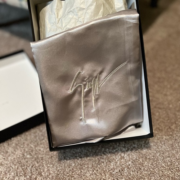 Stunning Giuseppe Zanotti heels! Worn once. - Picture 5 of 8